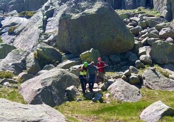 Momento del rescate del senderista del Grupo de Rescate e Intervención en Montaña.