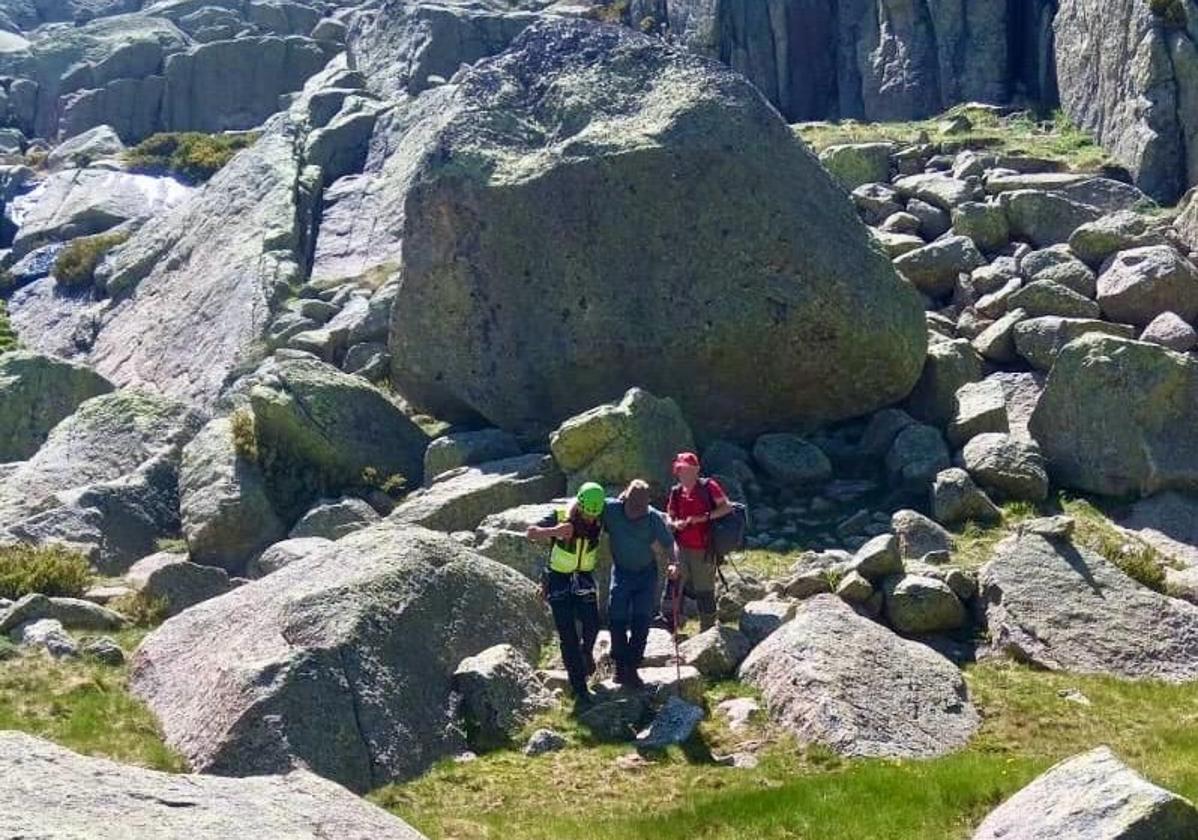 Momento del rescate del senderista del Grupo de Rescate e Intervención en Montaña.
