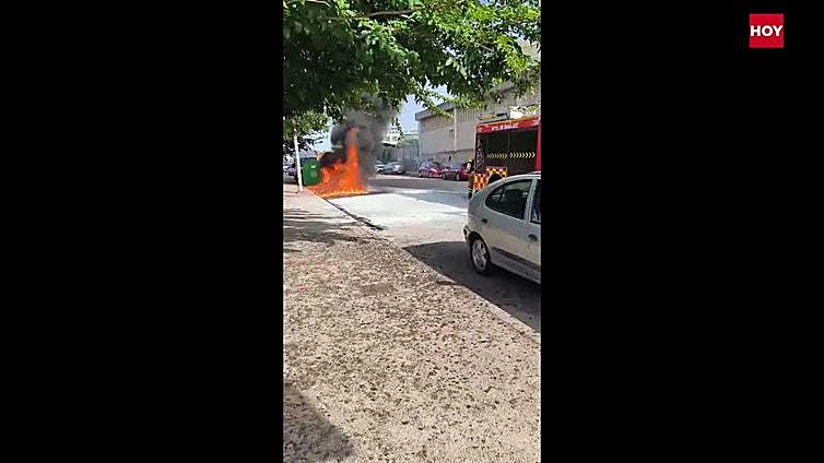 Arden varios contenedores en el barrio de San Roque a plena luz del día