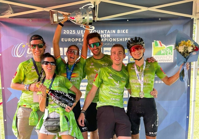 Los componentes del Extremadura Ecopilas celebran el subcampeonato europeo de Natalia Fischer.