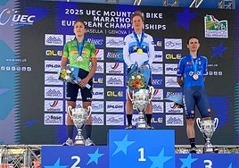 Natalia Fischer en el segundo cajón del podio del Campeonato de Europa XCM.