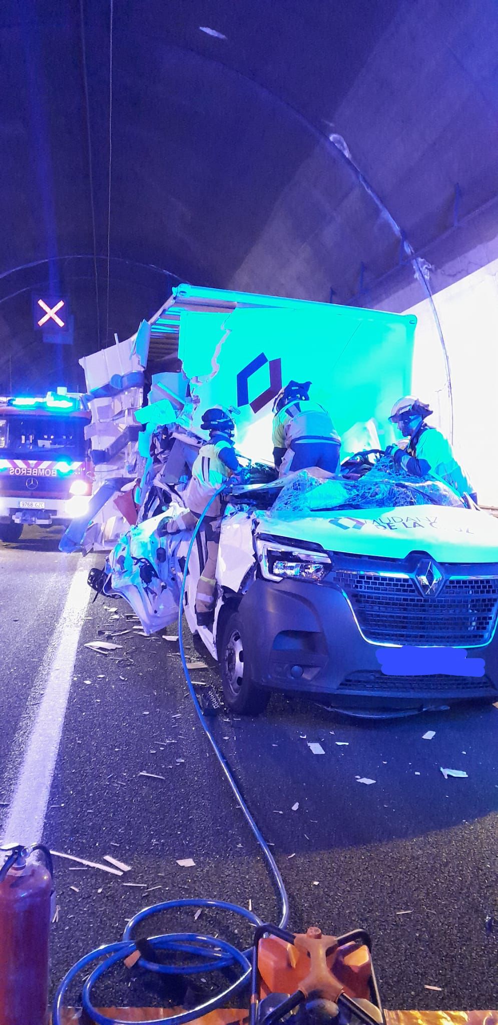 Fotos | Así ha quedado el camión accidentado en el túnel de Miravete