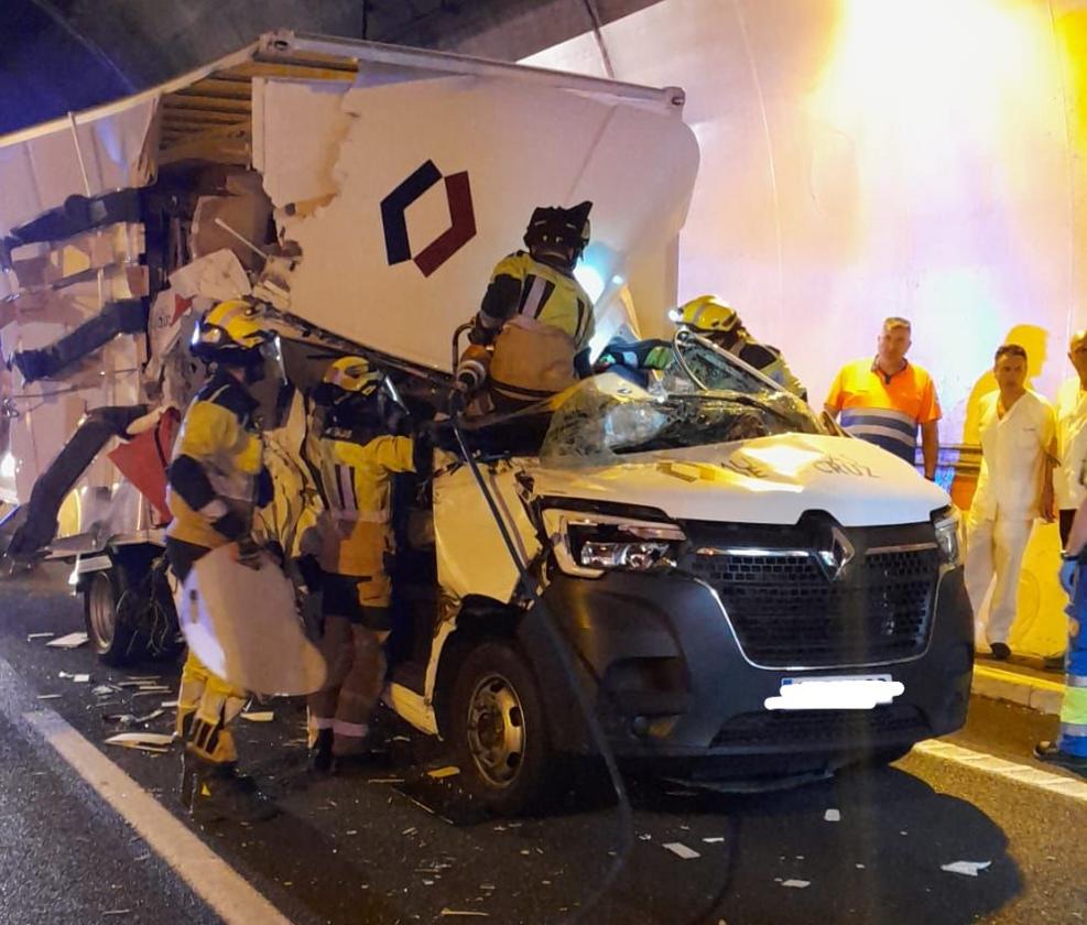 Fotos | Así ha quedado el camión accidentado en el túnel de Miravete