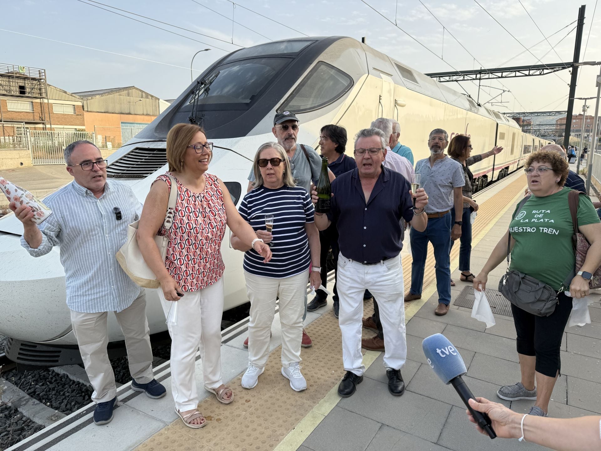 Plasencia celebra la entrada del primer Alvia con chocolate, churros y reivindicación