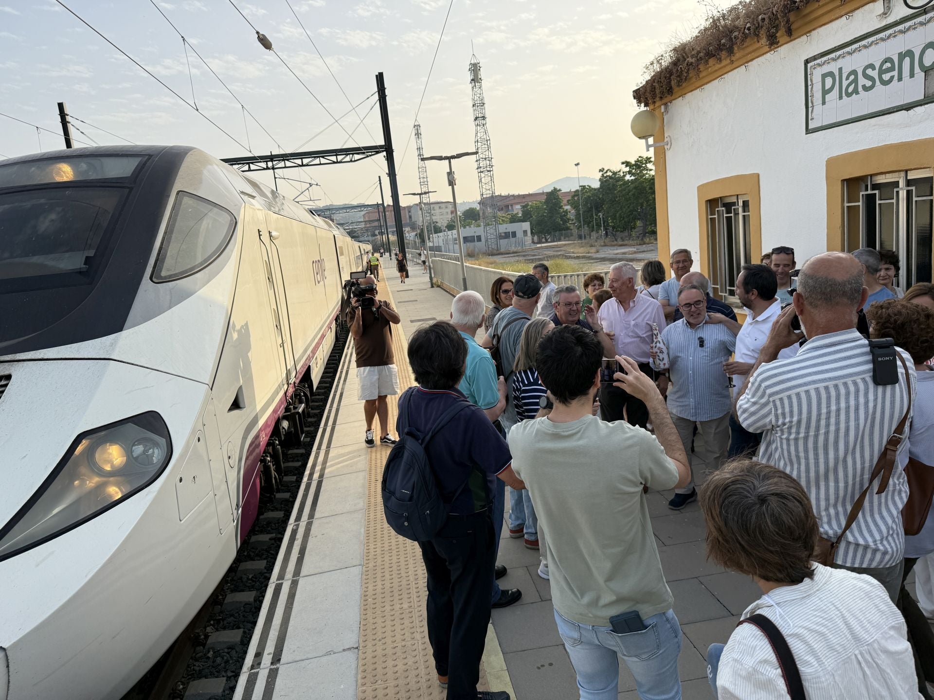 Plasencia celebra la entrada del primer Alvia con chocolate, churros y reivindicación