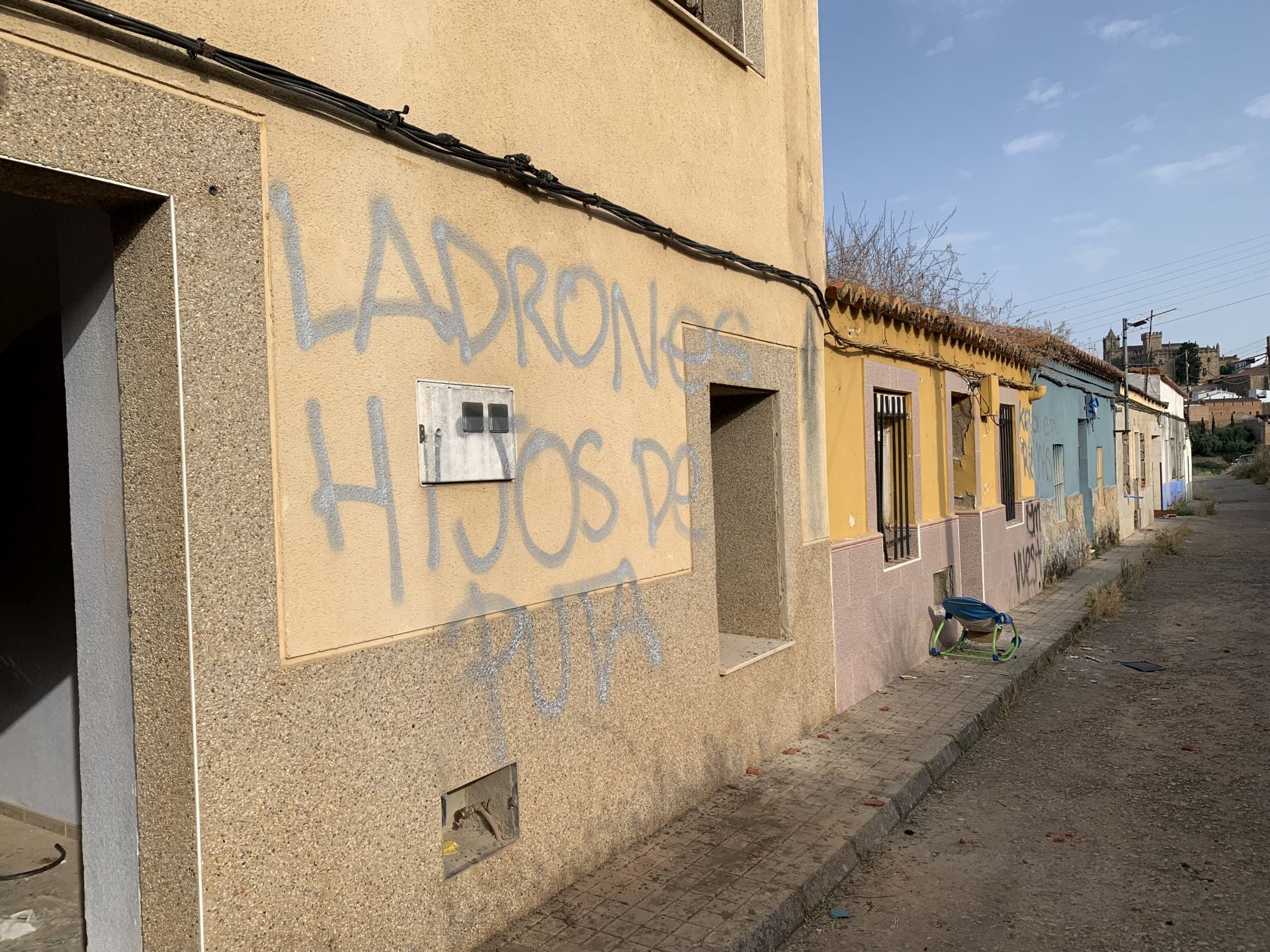 Fotos | Empiezan los derribos en el Alto de Fuente Fría, en Cáceres