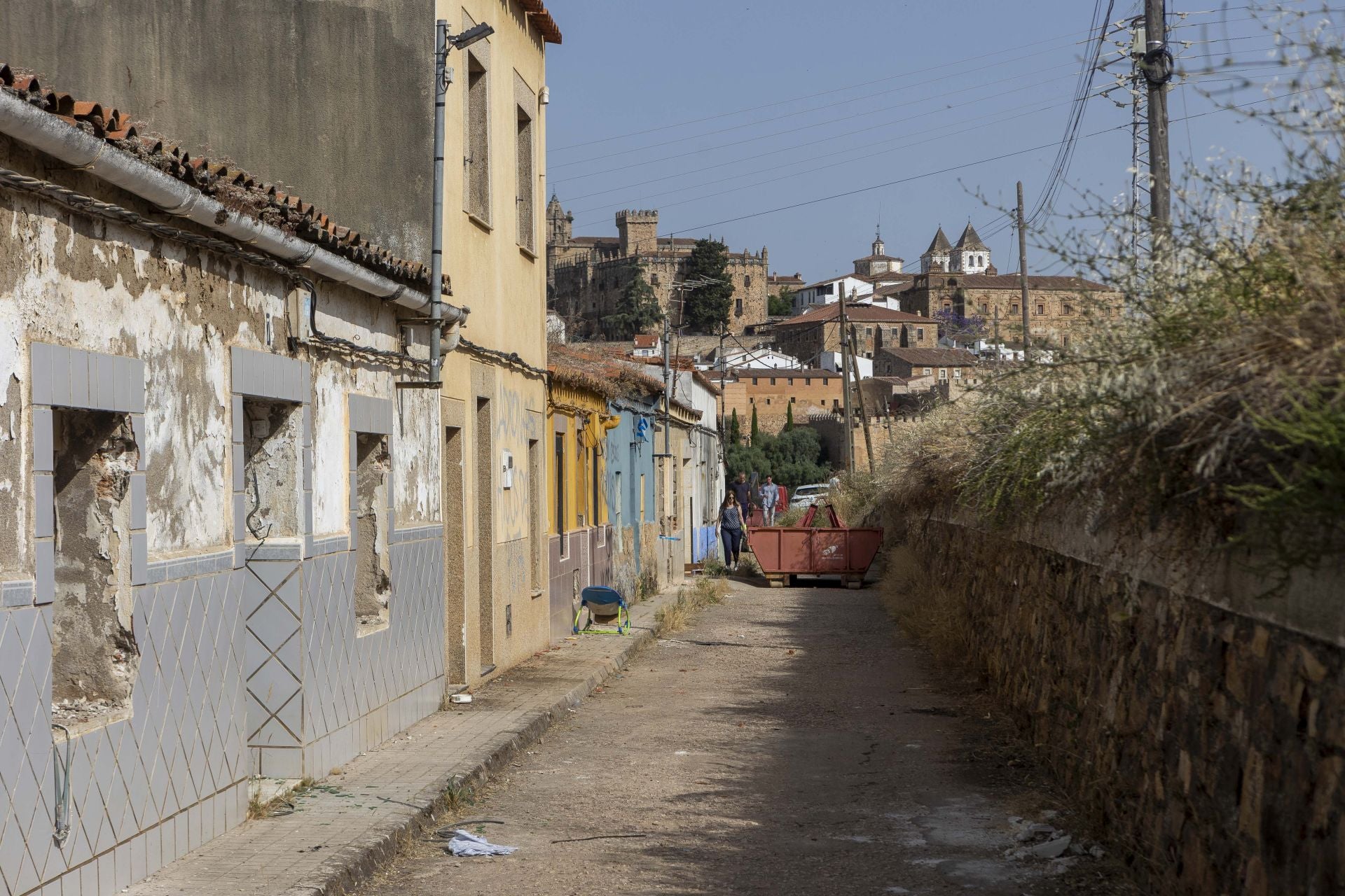 Fotos | Empiezan los derribos en el Alto de Fuente Fría, en Cáceres