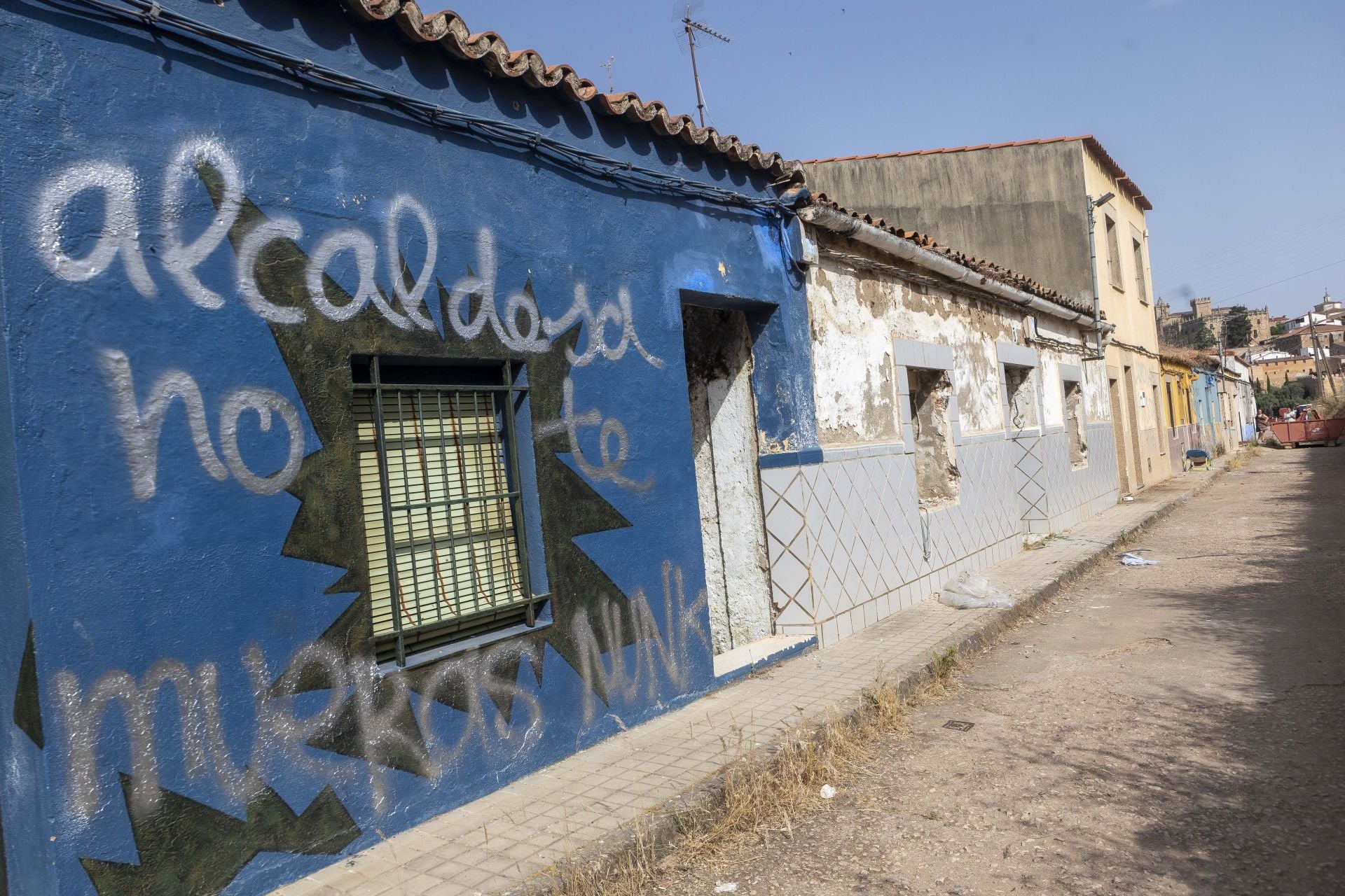 Fotos | Empiezan los derribos en el Alto de Fuente Fría, en Cáceres