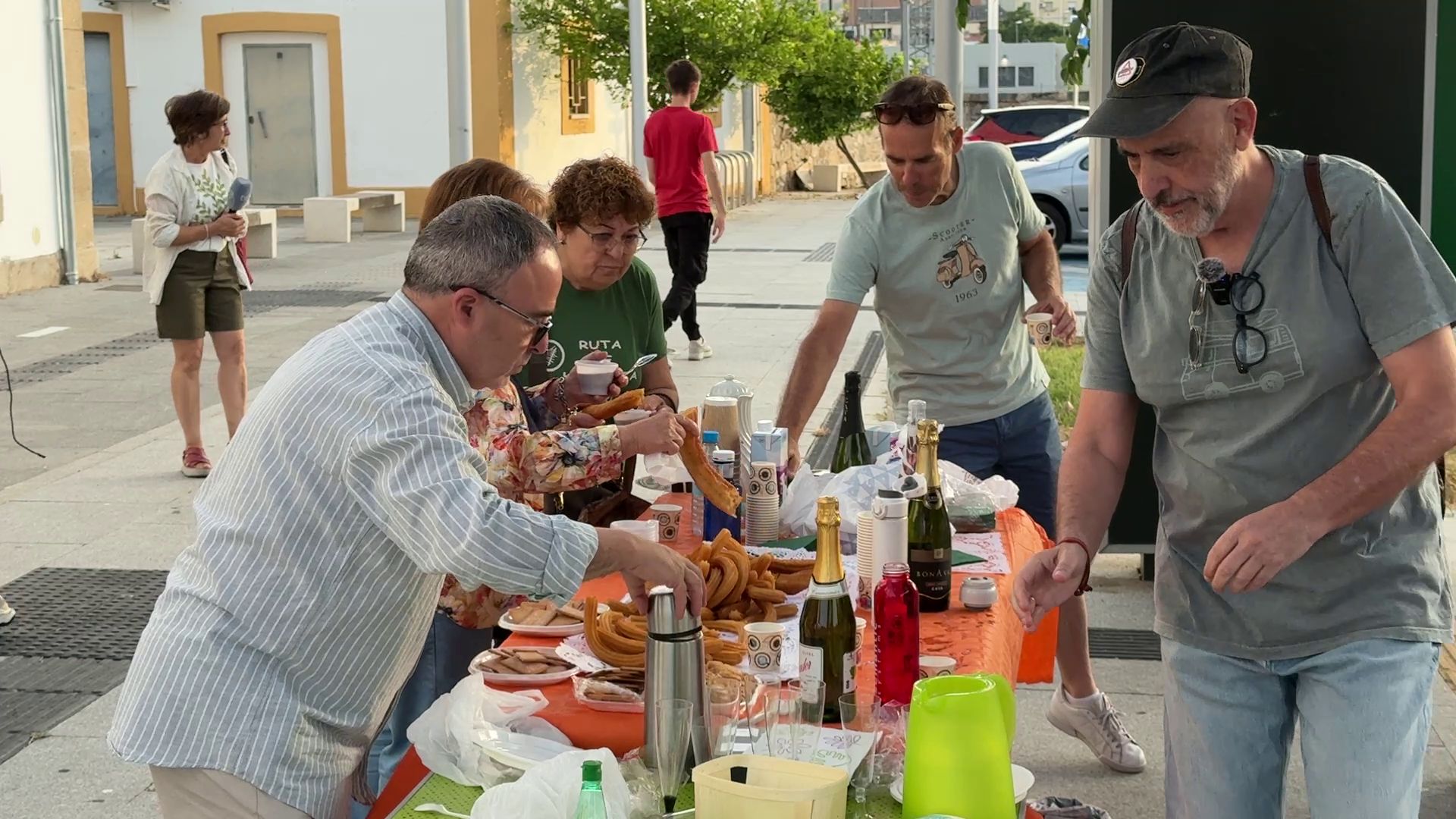 Plasencia celebra la entrada del primer Alvia con chocolate, churros y reivindicación