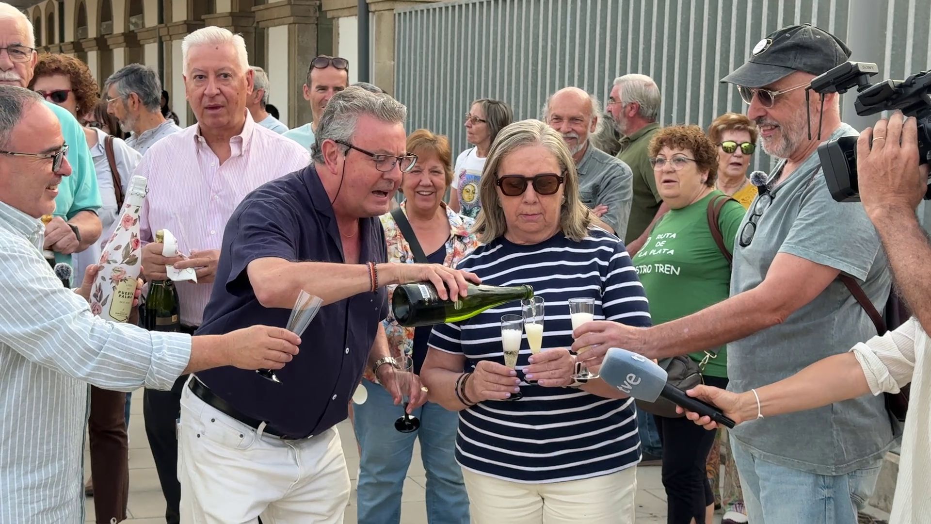 Plasencia celebra la entrada del primer Alvia con chocolate, churros y reivindicación