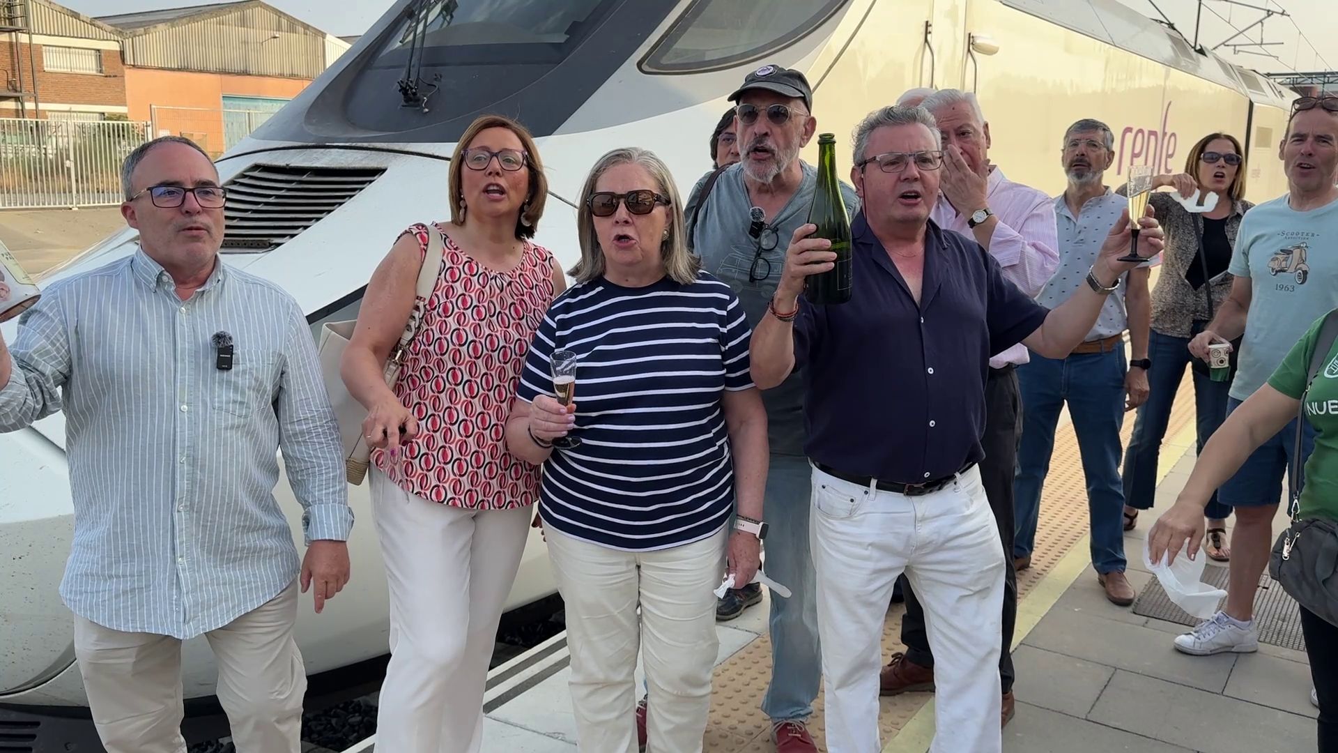 Plasencia celebra la entrada del primer Alvia con chocolate, churros y reivindicación