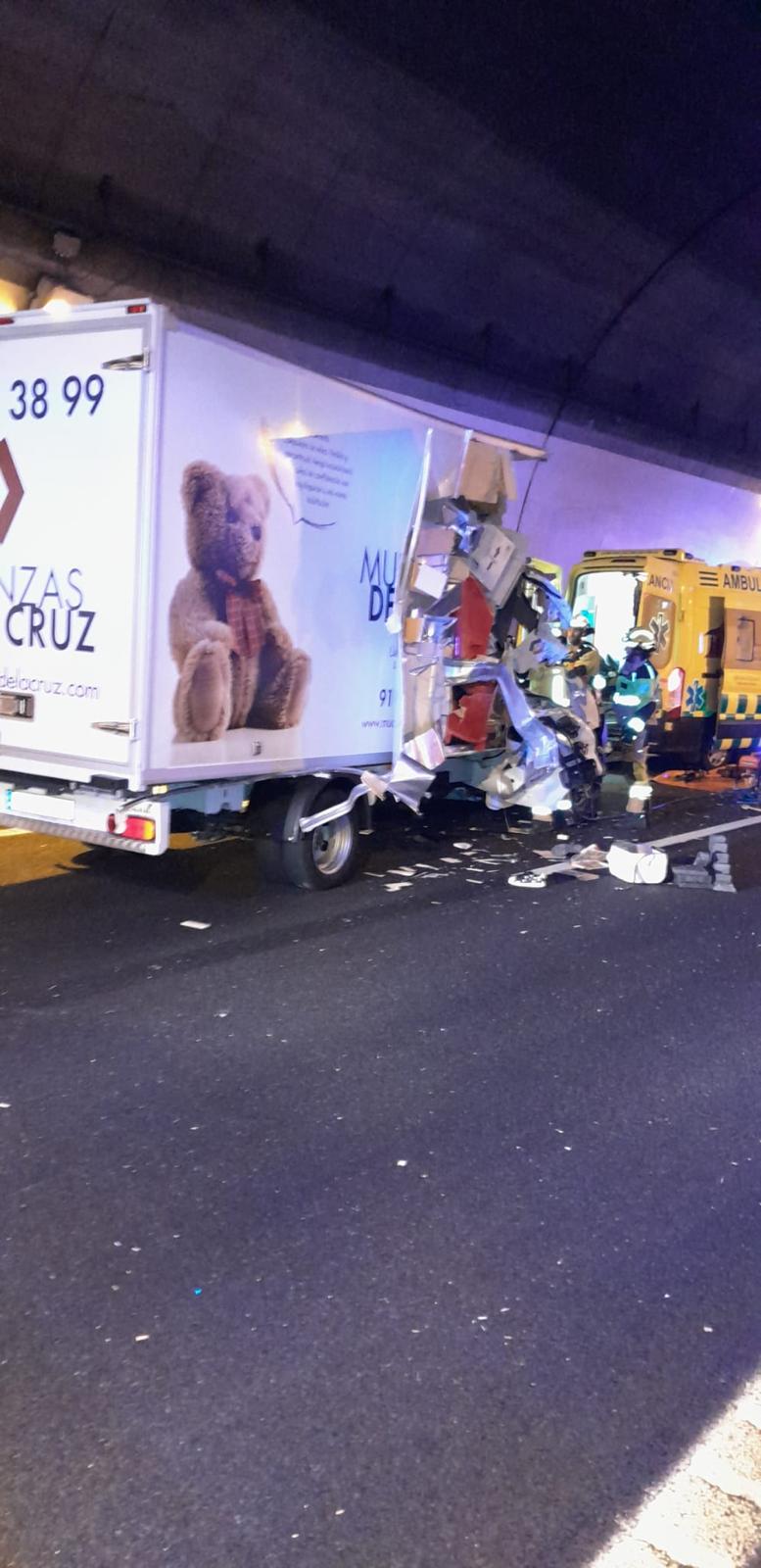 Fotos | Así ha quedado el camión accidentado en el túnel de Miravete