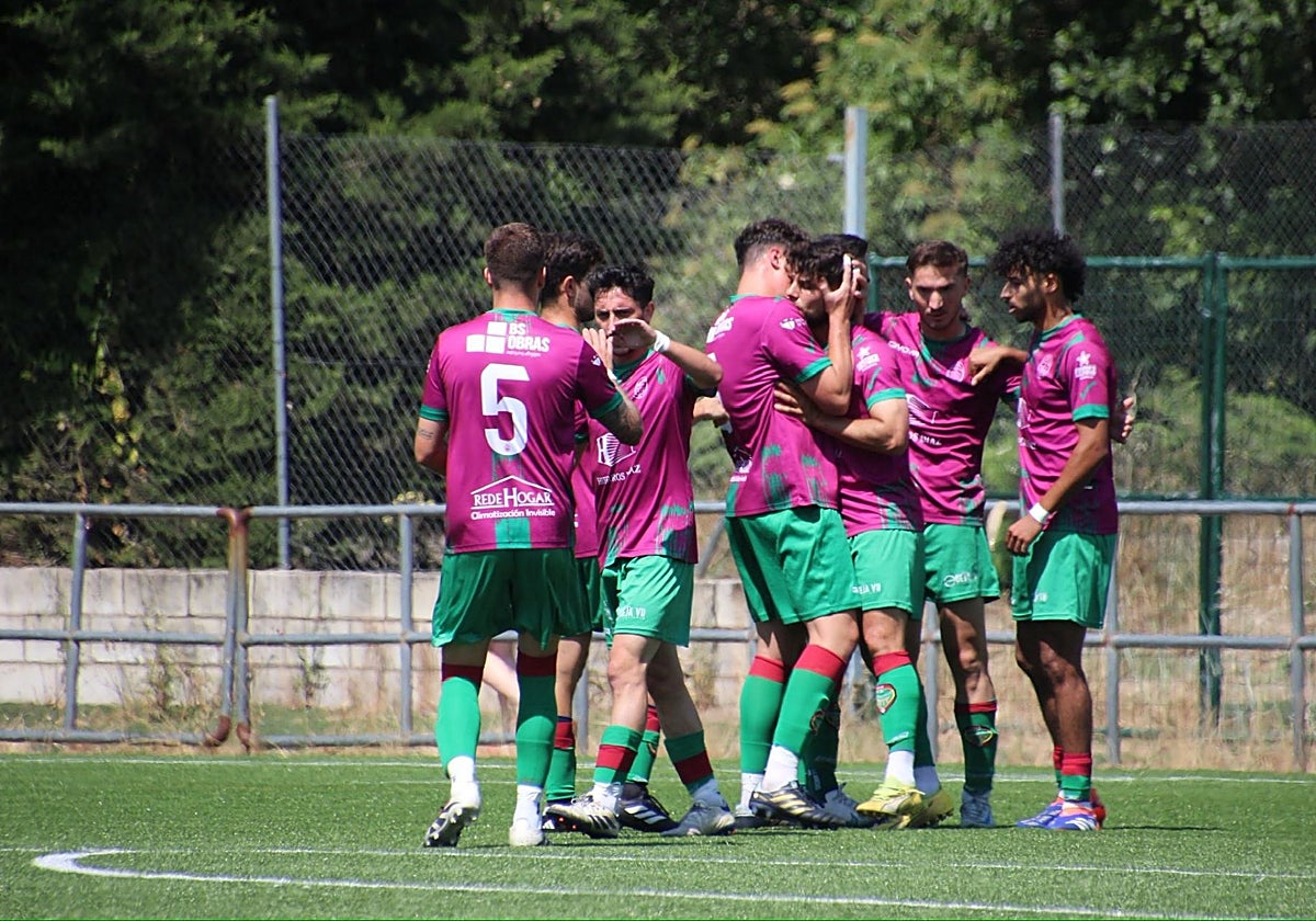 El Ciudad de Plasencia celebra el 1-0 de Teto ante el Talavera.