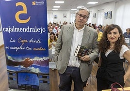 Juan Manuel de Prada junto a la periodista de HOY Cristina Núñez, este lunes en la sede de Cajalmendralejo.