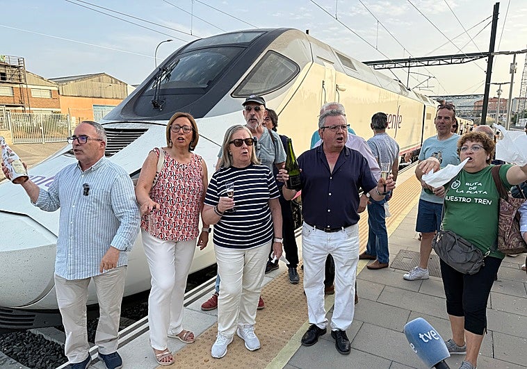 Las plataformas ciudadanas celebran la llegada del tren Alvia con churros y cava.