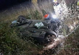 El conductor que sufrió una salida de vía en El Robledo, en Losar de la Vera (Cáceres), quedó atrapado en el vehículo y tuvo que ser rescatado por los bomberos.
