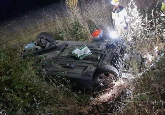 El conductor que sufrió una salida de vía en El Robledo, en Losar de la Vera (Cáceres), quedó atrapado en el vehículo y tuvo que ser rescatado por los bomberos.