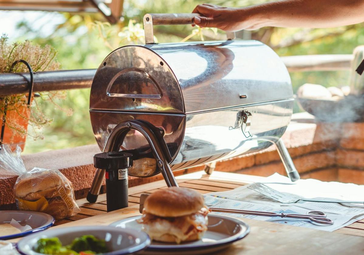 ¿Se puede hacer barbacoa en un balcón o terraza? Esto dice la ley