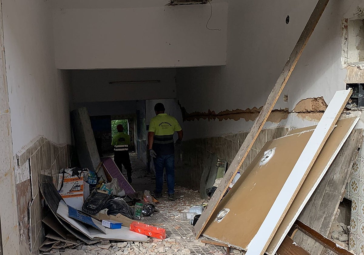 Operarios de la empresa durante la retirada de material de las casas.