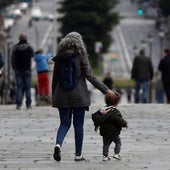Madre e hijo pasean por la calle.