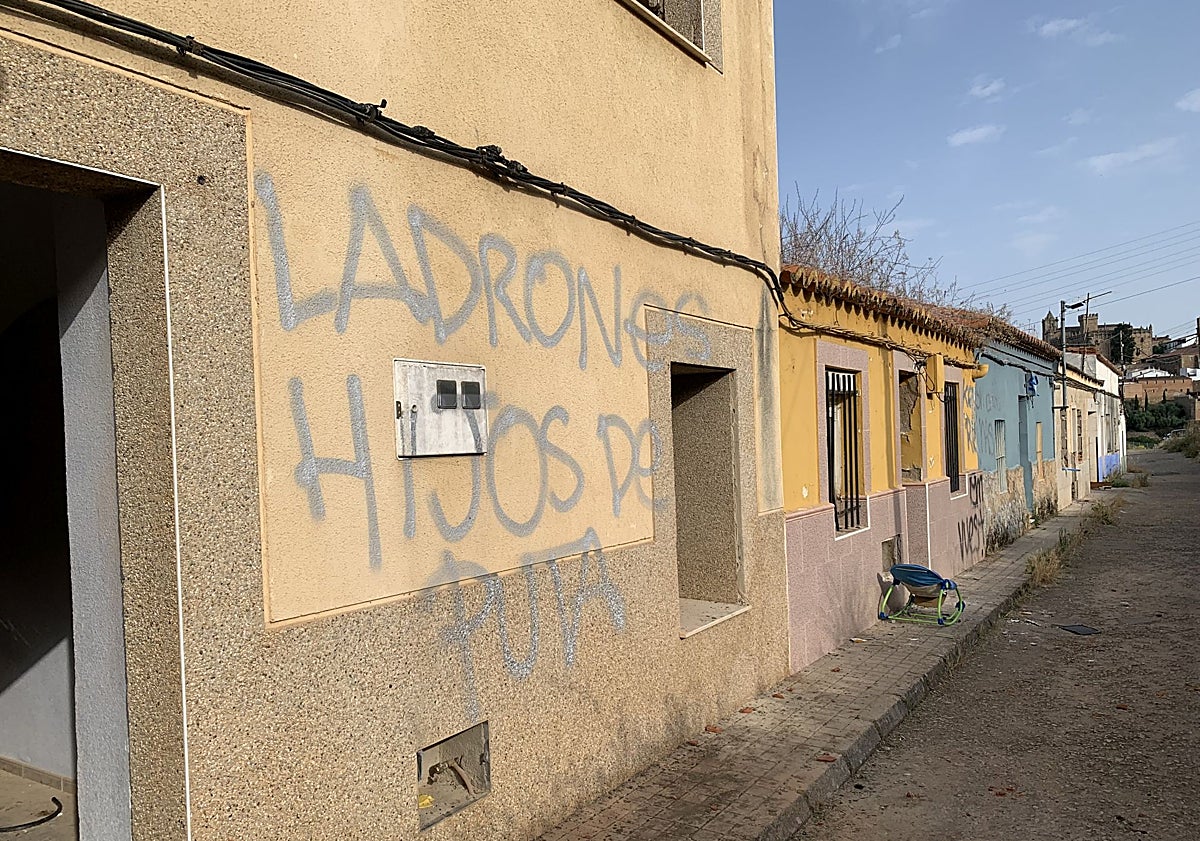 Imagen principal - Pintadas y un taca-taca a la puerta de una vivienda. El presidente de Amigos de la Ribera ha acudido a la zona. También se ve un camión en la zona.