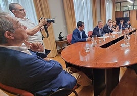Un momento de la reunión del ministro con los empresarios extremeños.