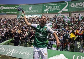 Adri Pérez celebra con la afición del Cacereño la calsificación para la final por el ascenso ante el Ávila.