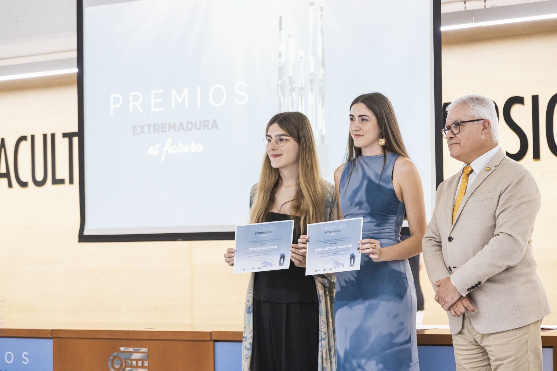 Entrega de galardones a los ganadores de la tercera edición de los &#039;Premios Extremadura es futuro&#039;