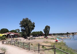Camino perimetral de Proserpina, con barandillas, duchas y papeleras.
