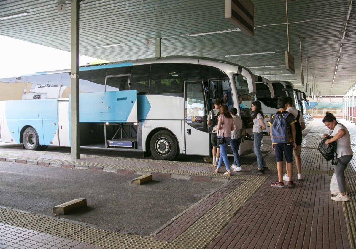 Viajeros suben a un autobús en la estación de Mérida.