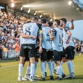 El Mérida celebra uno de los primeros goles de la temporada en el Romano ante el Recreativo.