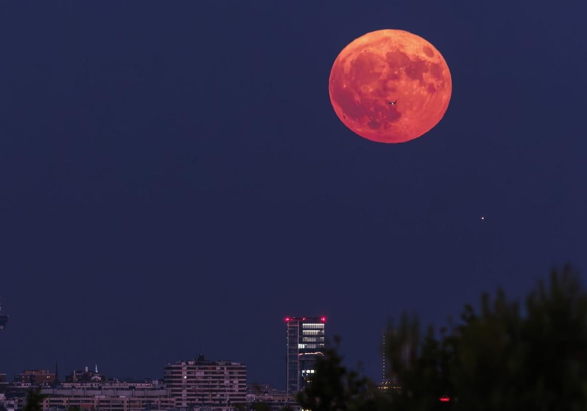 Luna de Fresa: cuándo y cómo ver la luna llena más esperada de junio