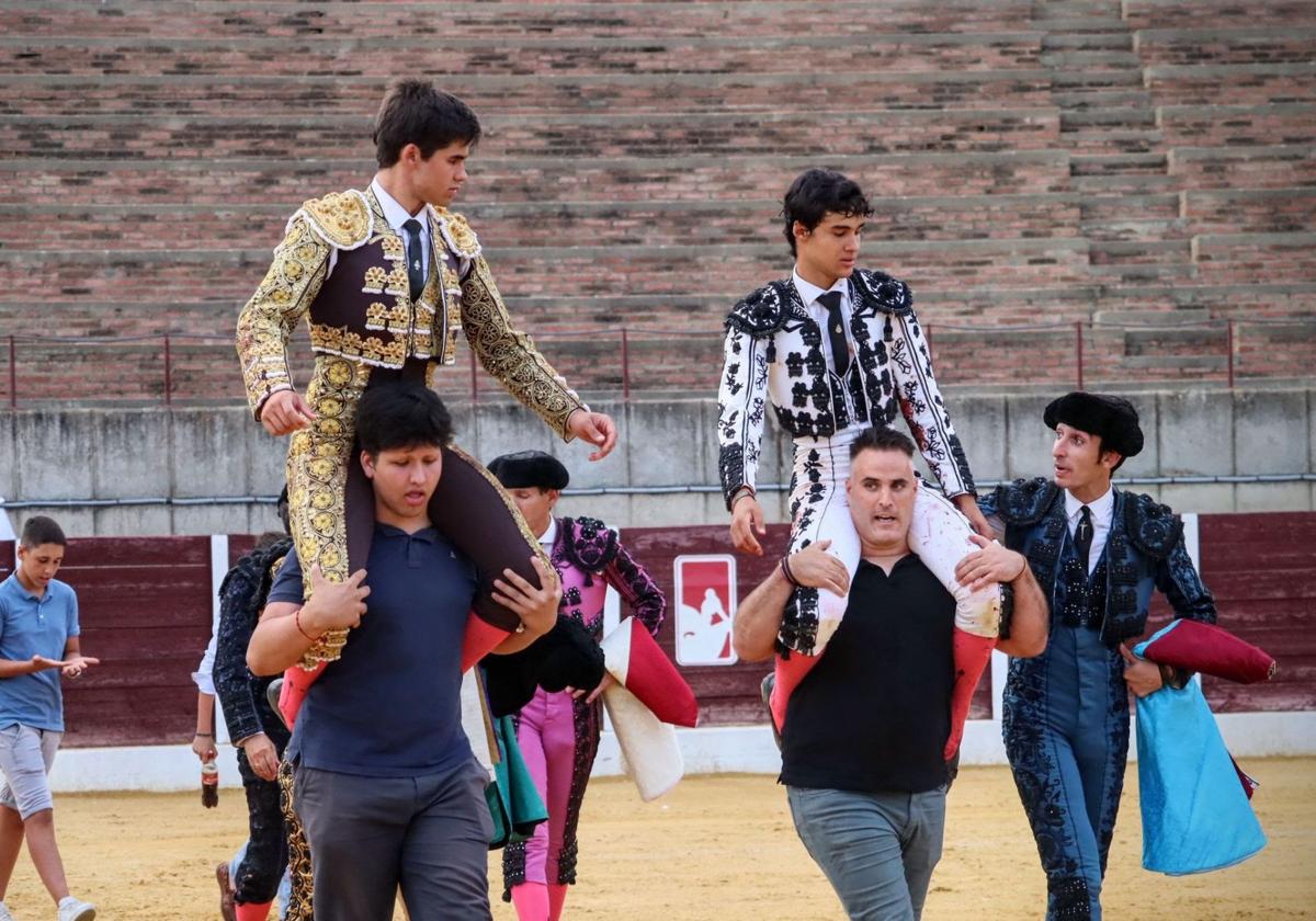 Manuel Caballero y Tomás Bastos abren la puerta grande en la primera de Villafranca de los Barros