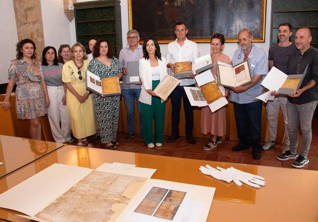 Alcaldes y alcaldesas de la provincia han recogido los documentos recuperados.