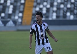 Álex Herrera celebra un gol del Badajoz en el Nuevo Vivero.