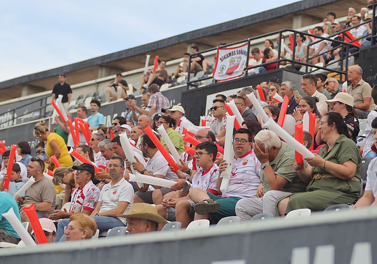 La afición del Llerenense en el Nuevo Vivero en la ida de la final extremeña ante el Badajoz.