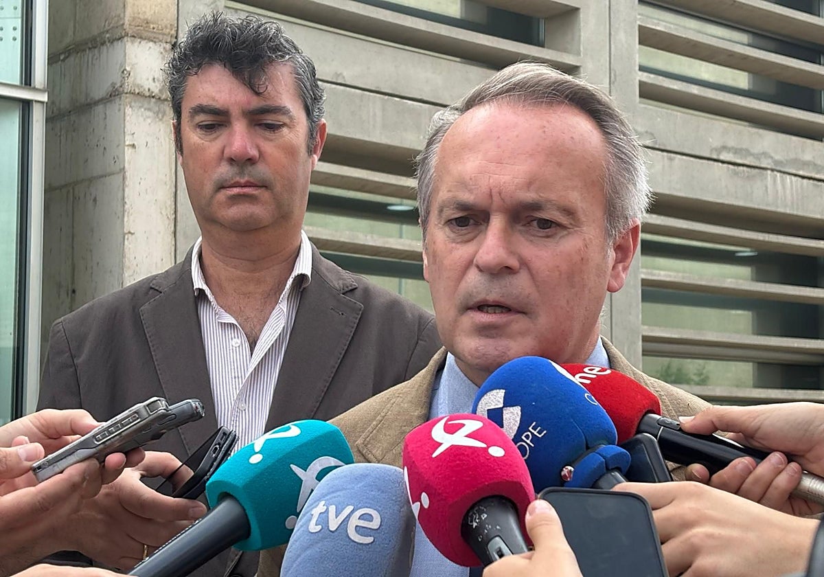 El consejero de Infraestructuras, Manuel Martín, junto al director general de Movilidad y Transportes de la Junta, Cristóbal Maza.