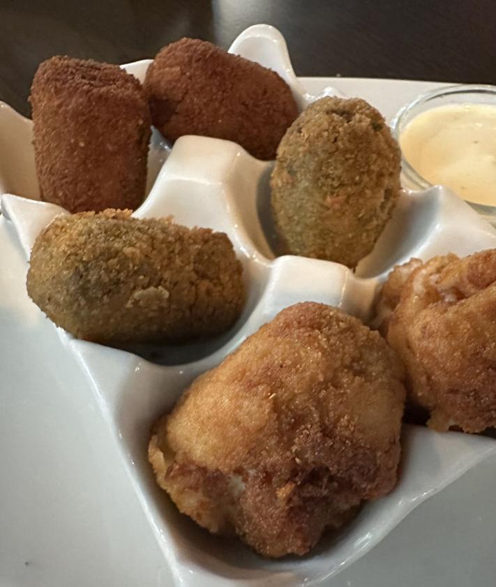 Imagen secundaria 2 - Anchoas, pastel de cabracho y surtido de croquetas.