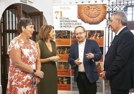 Jesús Cimarro, en el centro, con la presidenta de Paradores, la subdelegada y el director del parador de Mérida.