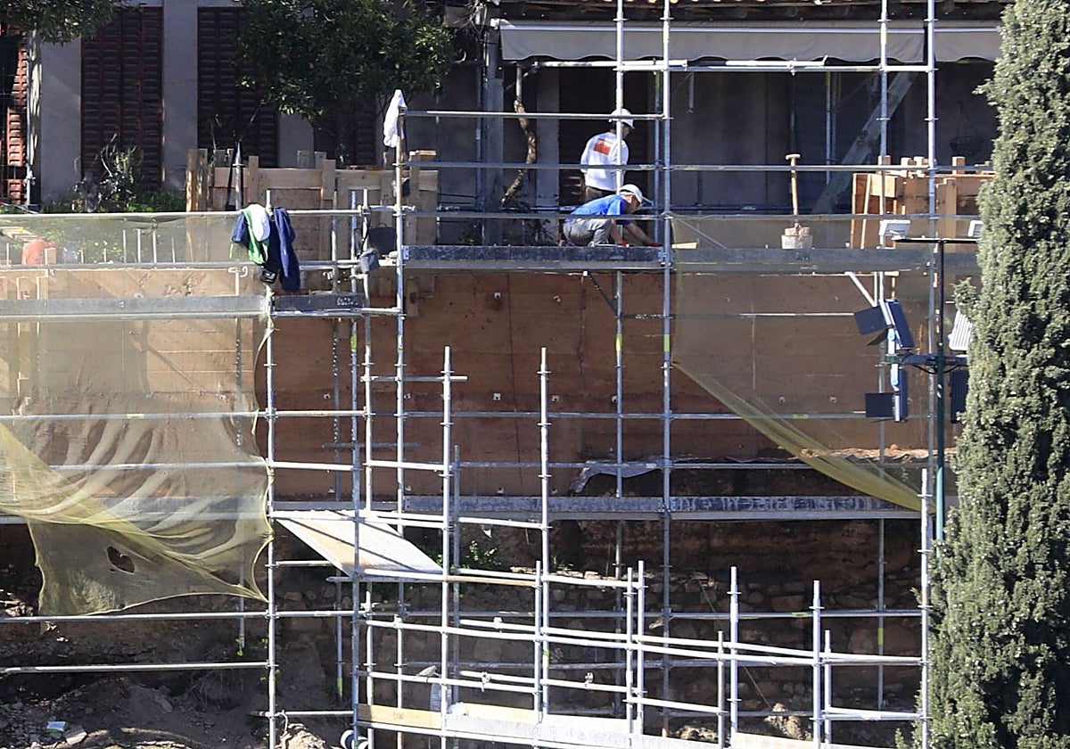 Imagen de archivo de la obra de la primera fase de la muralla de Cáceres.
