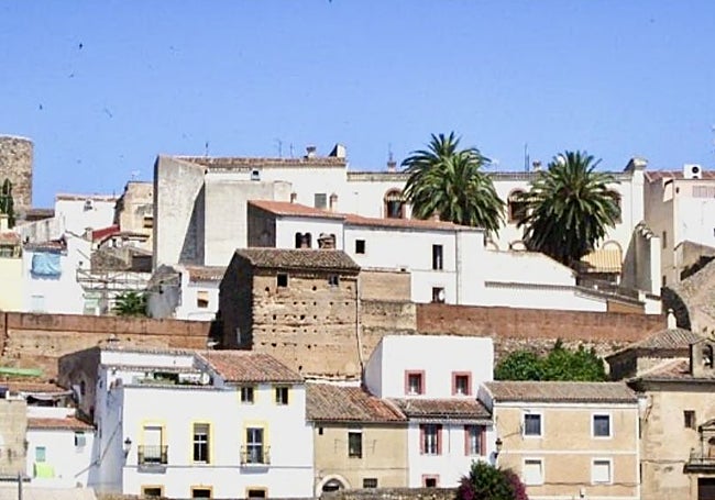 Imagen general en la que se puede apreciar la estructura de la Torre de Caleros, flanqueada a ambos lados por lienzos de muralla.