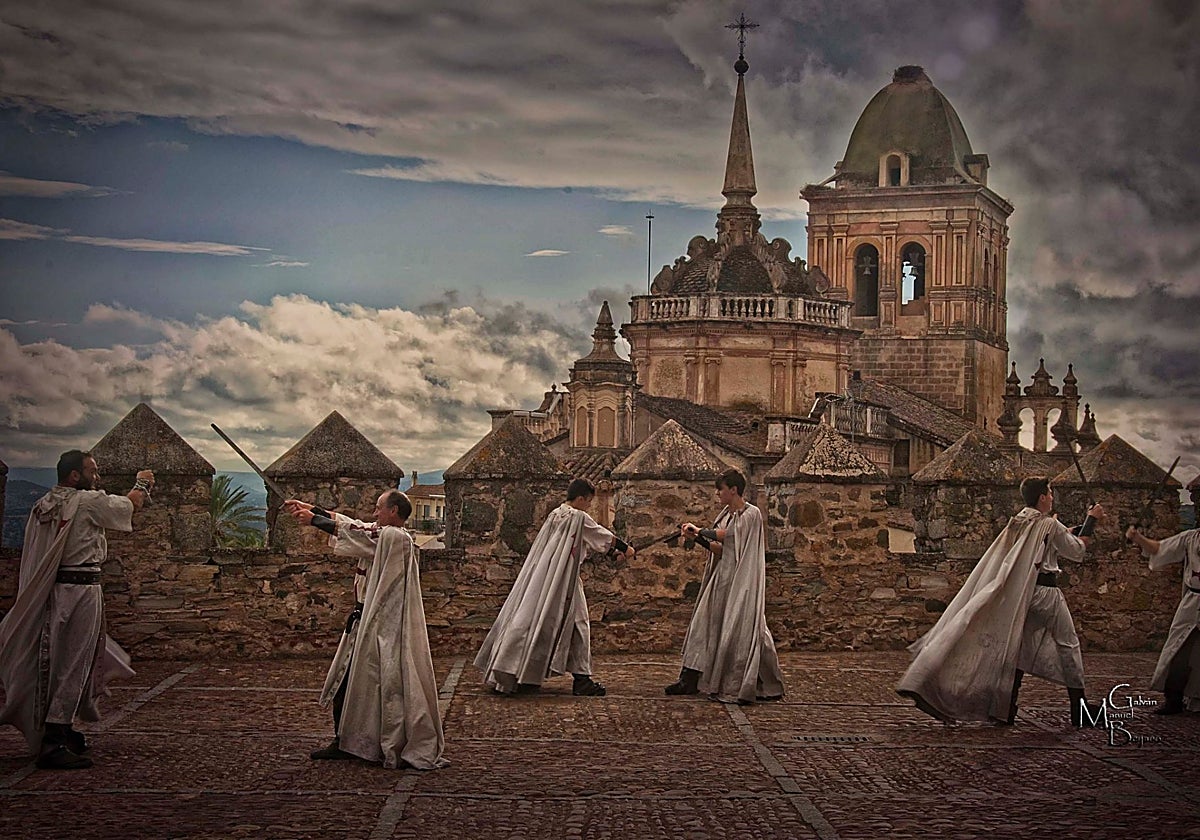 Lucha entre caballeros templarios en la muralla de la Alcazaba, junto a la iglesia de Santa María, de Jerez de los Cabaleros.