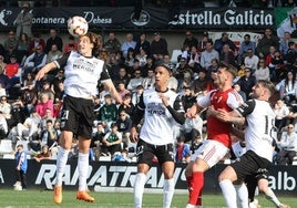 Athuman observa el salto de Raúl Beneit durante un partido con el Mérida.