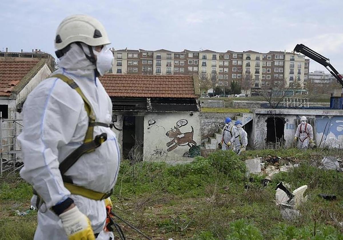 Operarios preparados para la retirada de amianto en el antiguo estadio José Pache de Badajoz.