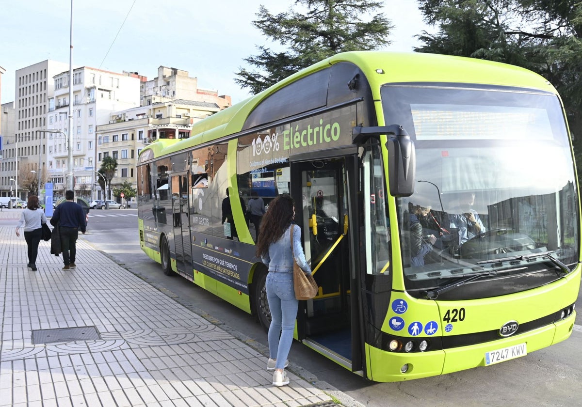 Una pacense sube a un autobús en la plaza de la Libertad.