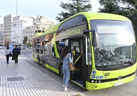 Una pacense sube a un autobús en la plaza de la Libertad.