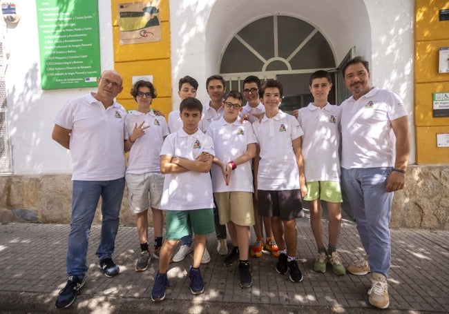 Los participantes en esta actividad junto a sus profesores.