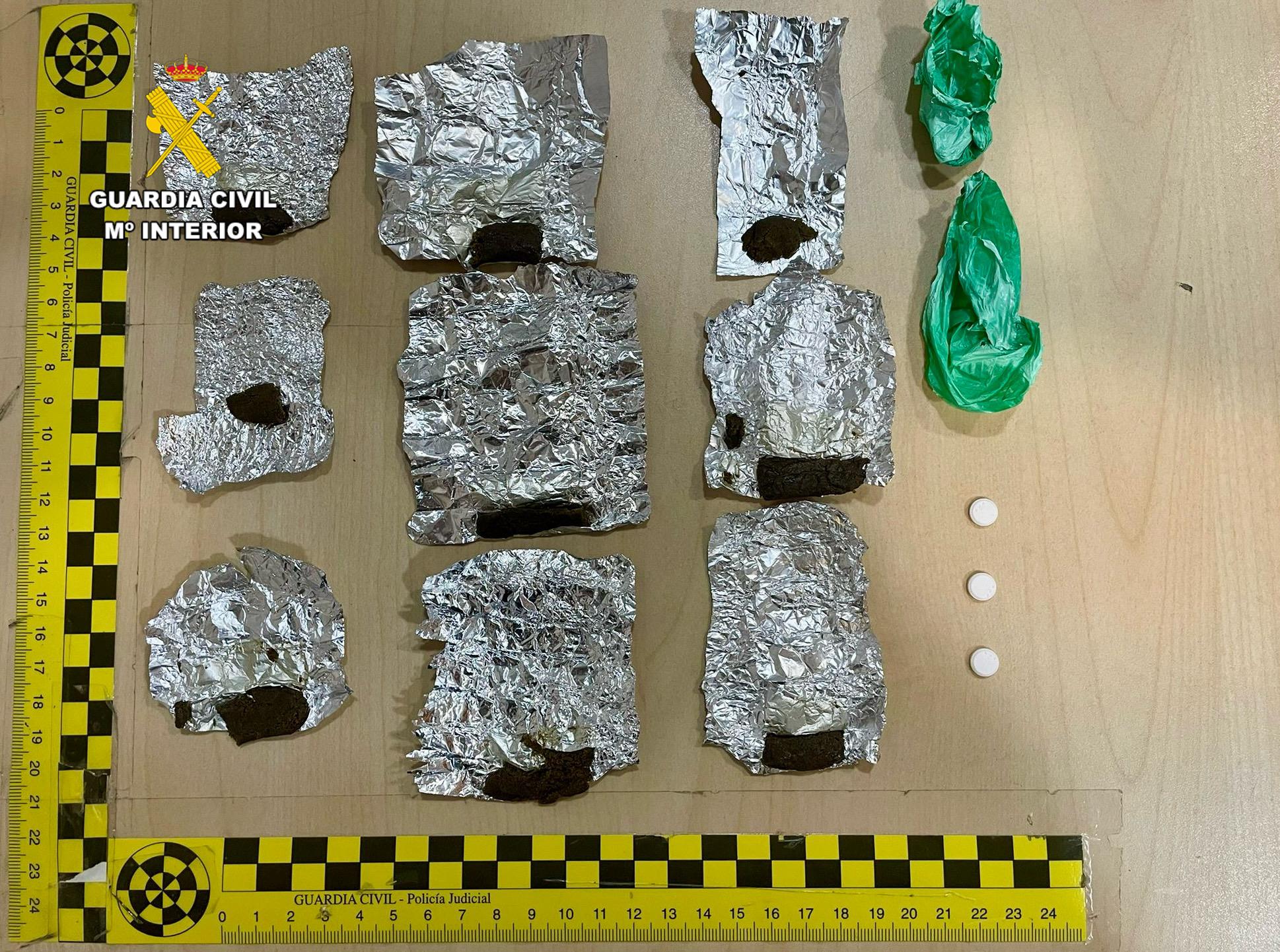 Droga y medicamentos que lanzó supuestamente en una bolsa el ahora detenido.