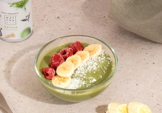 Helado con té matha y frutas