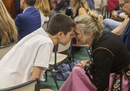 Un integrante de la tripulación del barco escuela junto a su madre.